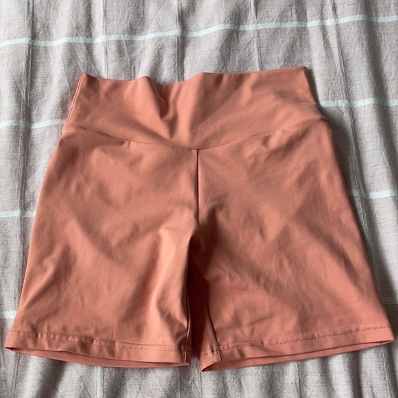 day one active Pants - Scrunch bum gym shorts